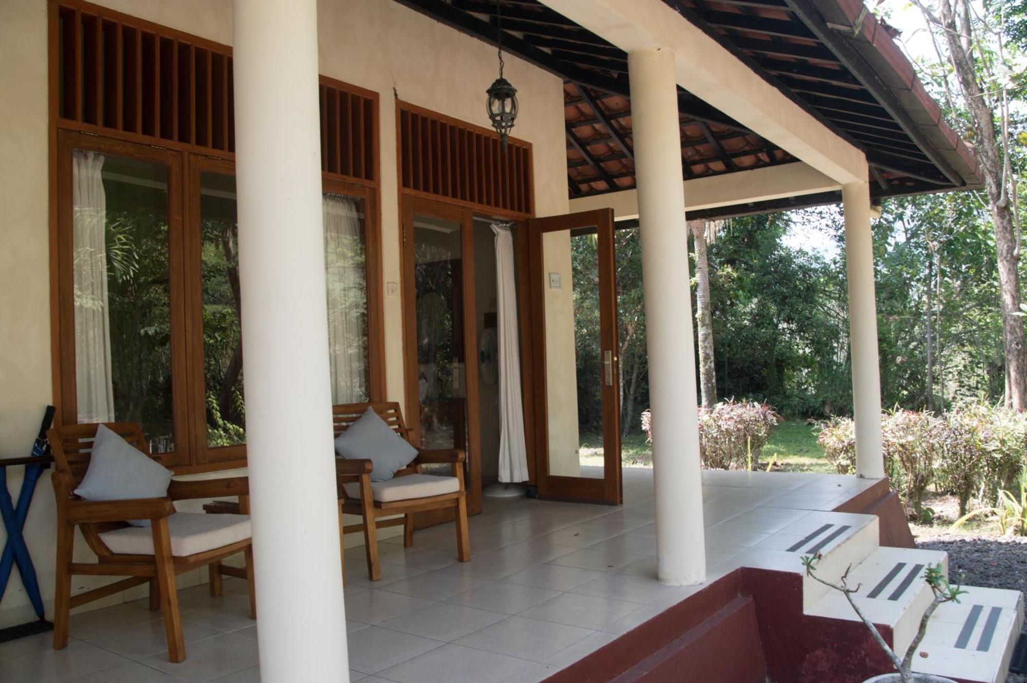 Guesthouse Rumah Senang Kalibaru ภายนอก รูปภาพ