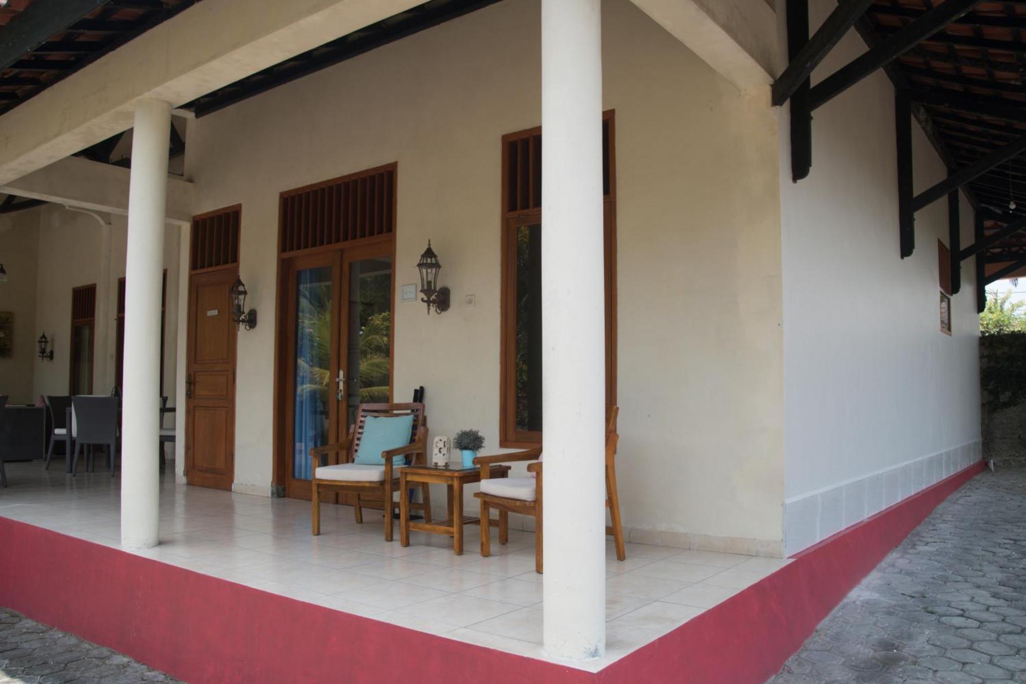 Guesthouse Rumah Senang Kalibaru ภายนอก รูปภาพ