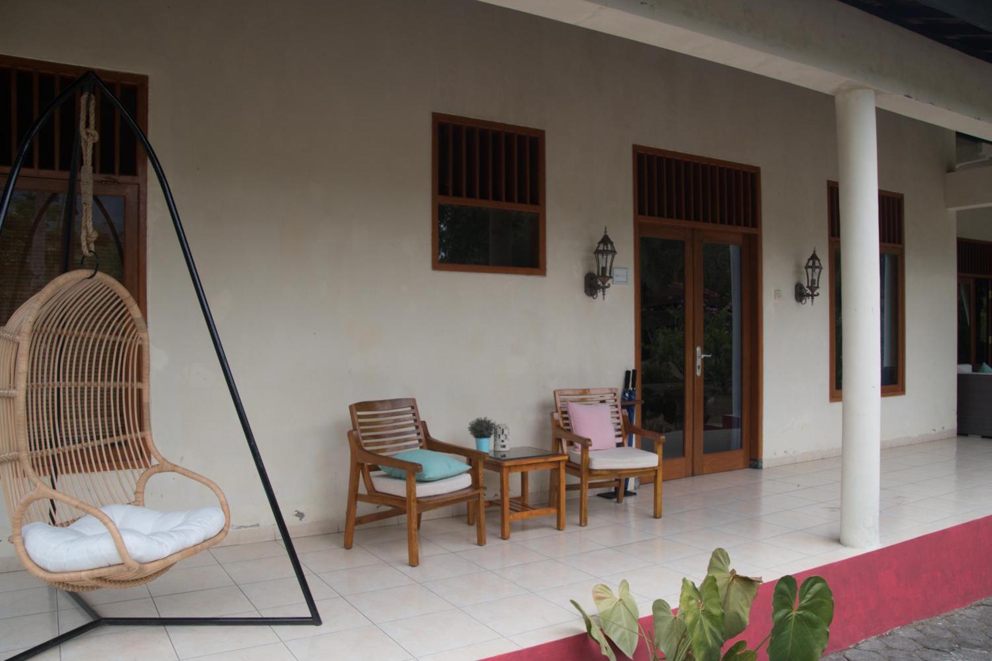 Guesthouse Rumah Senang Kalibaru ภายนอก รูปภาพ
