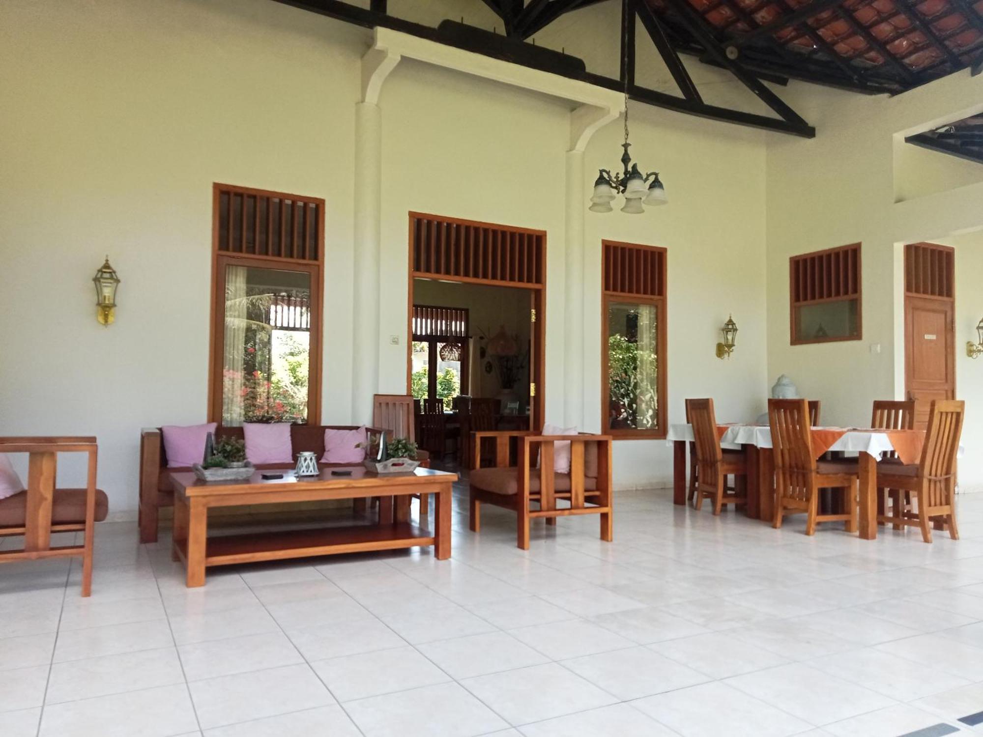 Guesthouse Rumah Senang Kalibaru ภายนอก รูปภาพ