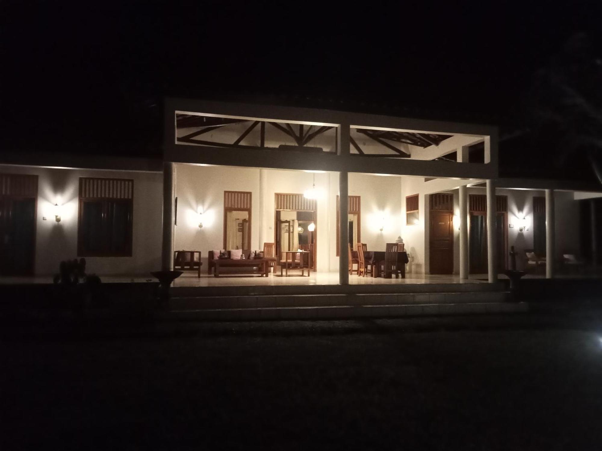 Guesthouse Rumah Senang Kalibaru ภายนอก รูปภาพ