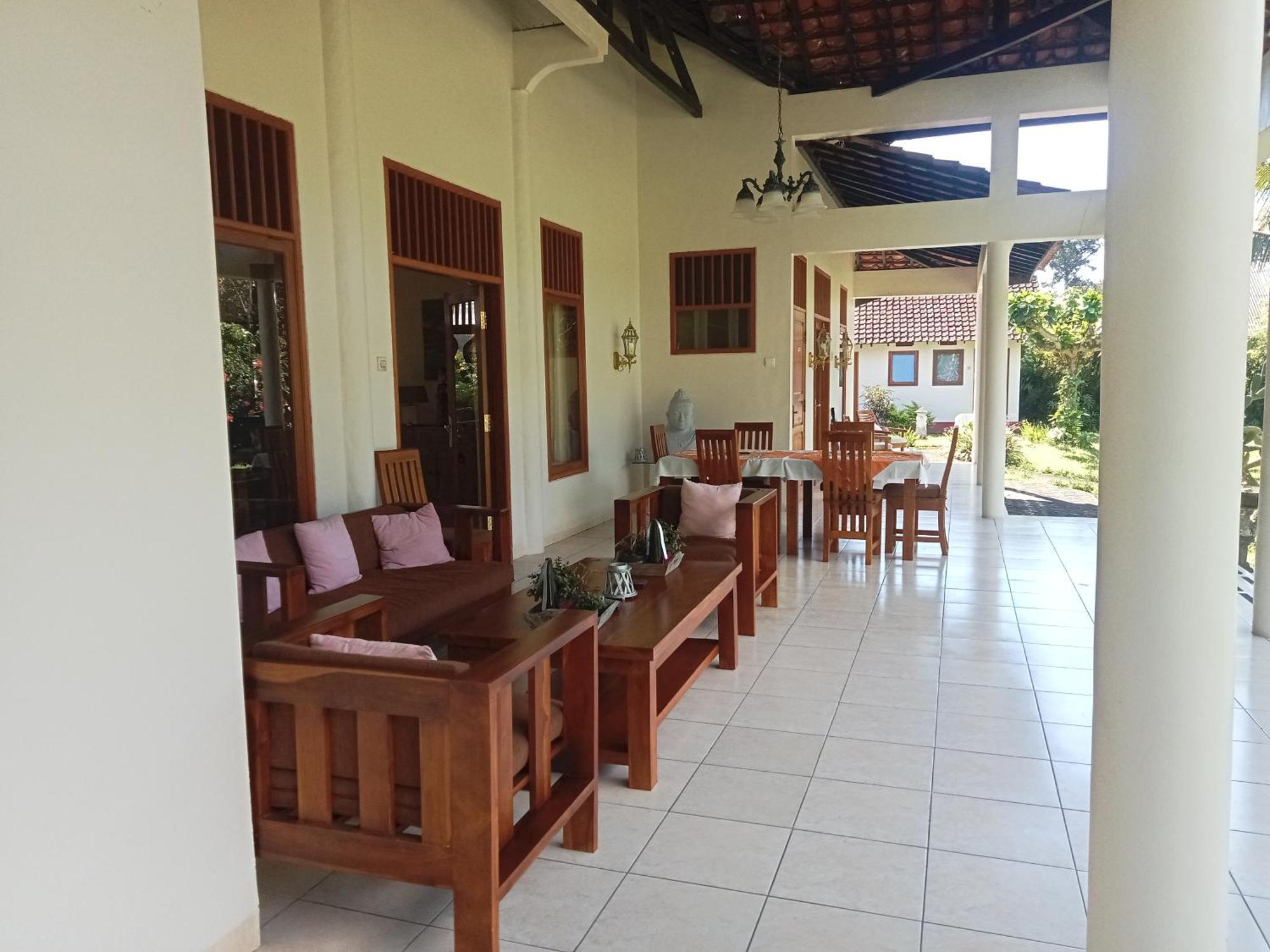 Guesthouse Rumah Senang Kalibaru ภายนอก รูปภาพ