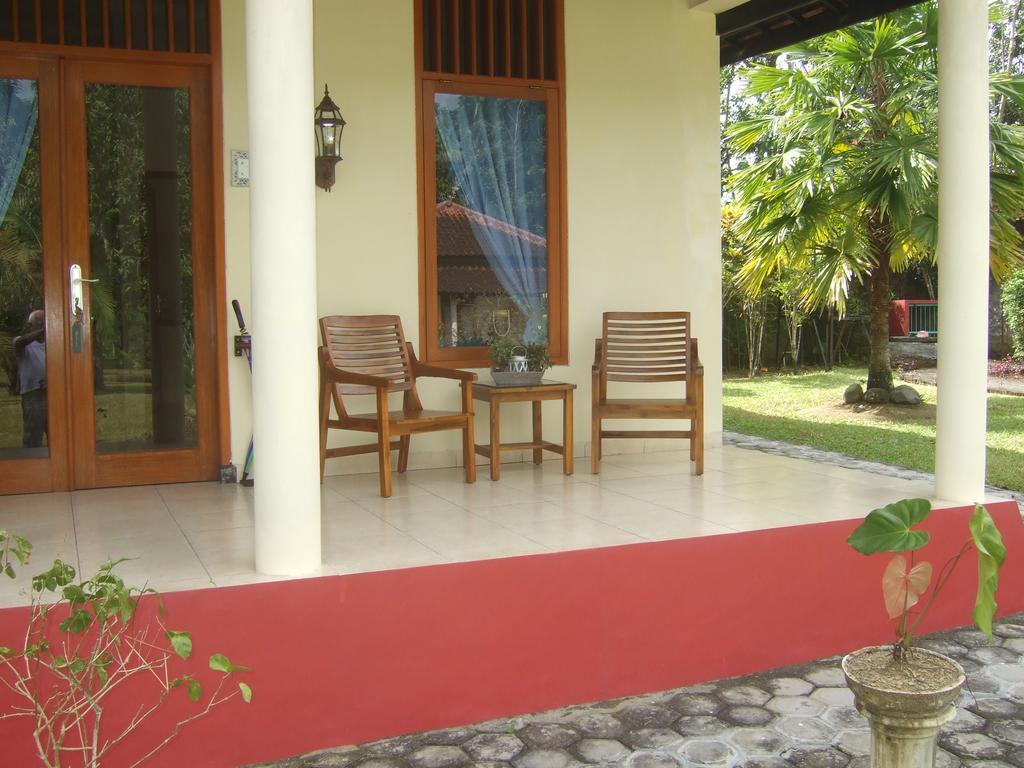 Guesthouse Rumah Senang Kalibaru ภายนอก รูปภาพ