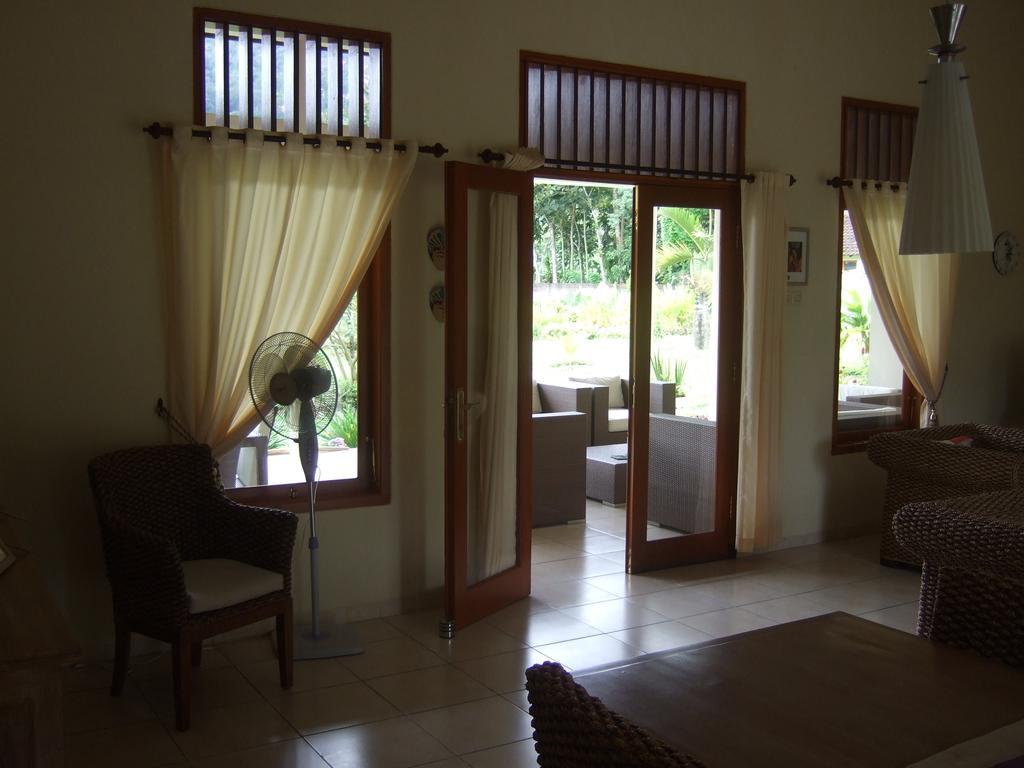 Guesthouse Rumah Senang Kalibaru ภายนอก รูปภาพ
