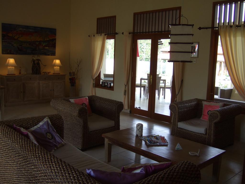 Guesthouse Rumah Senang Kalibaru ภายนอก รูปภาพ