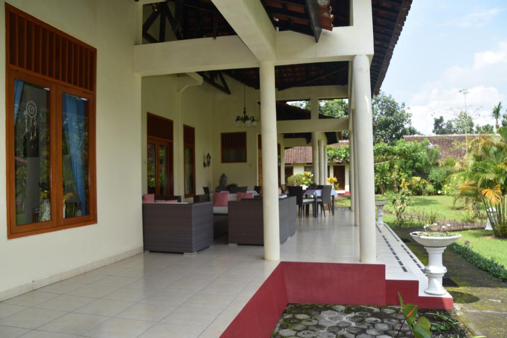 Guesthouse Rumah Senang Kalibaru ภายนอก รูปภาพ