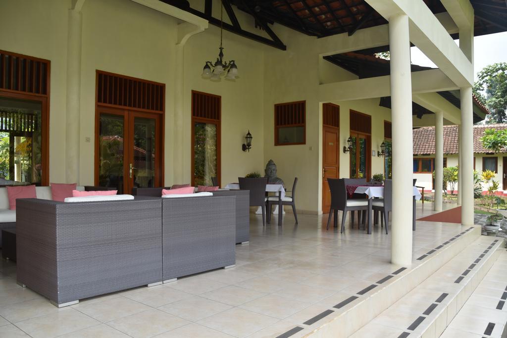 Guesthouse Rumah Senang Kalibaru ภายนอก รูปภาพ